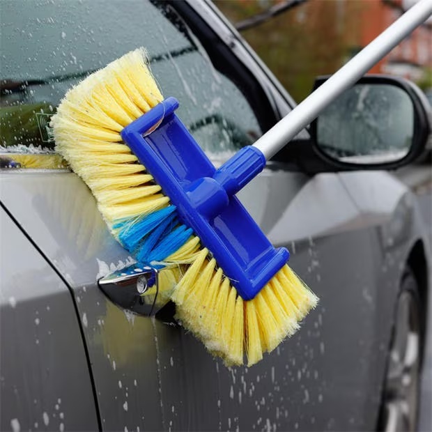 106739-streetwize-blaster-brush-2-in-1-wash-brush-with-jet-spray-1.jpg