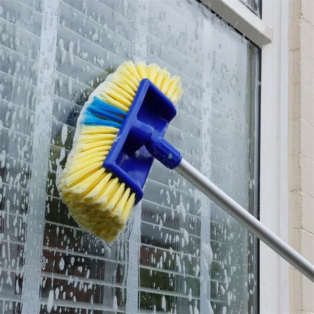 106739-streetwize-blaster-brush-2-in-1-wash-brush-with-jet-spray-1.jpg
