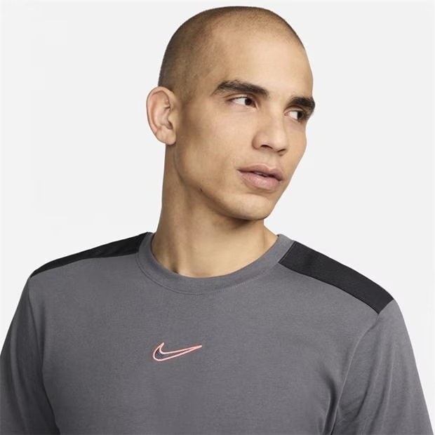 222435-nike-sportswear-graphic-tee-1.jpg
